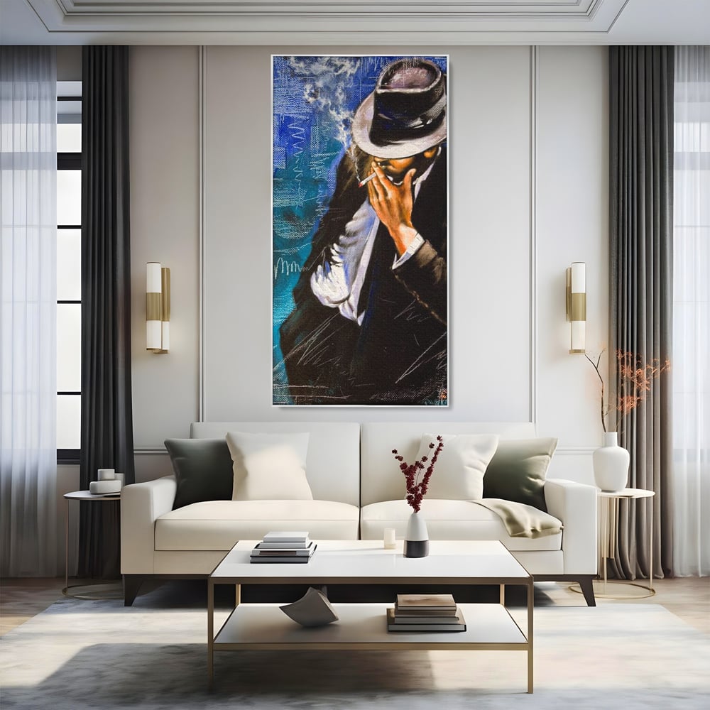 Tablou canvas cu pictura cu barbat fumand sub palarie, in rama de aluminiu argintiu, pe perete intr-un living