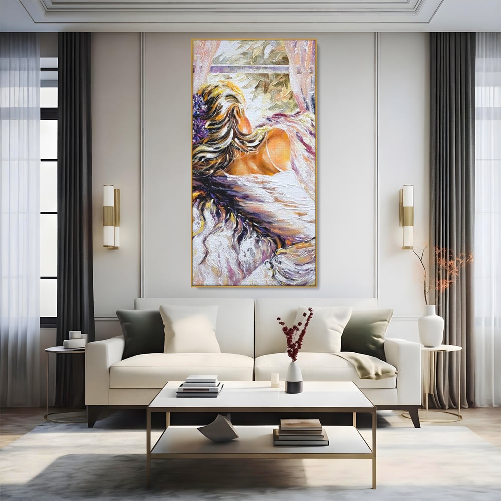 Tablou canvas cu tablou canvas cu femeie privind pe fereastra, in rama de aluminiu auriu, pe perete intr-un living