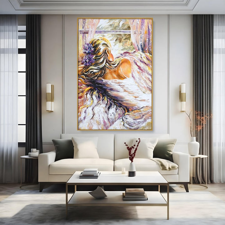 Tablou canvas cu tablou canvas cu femeie privind pe fereastra, in rama de aluminiu auriu, pe perete intr-un living