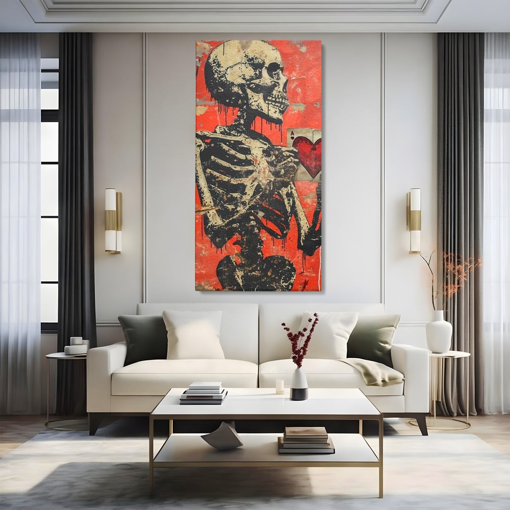 Tablou canvas cu tablou canvas cu schelet si carte de joc, fara rama, pe sasiu de lemn, pe perete intr-un living