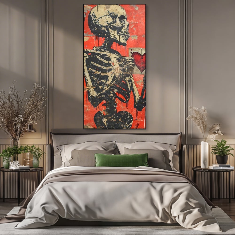 Tablou canvas cu tablou canvas cu schelet si carte de joc, in rama de aluminiu negru, pe perete intr-un dormitor