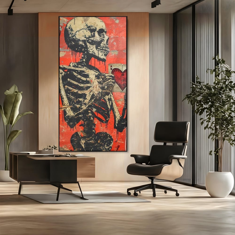Tablou canvas cu tablou canvas cu schelet si carte de joc, in rama de aluminiu negru, pe perete intr-un birou
