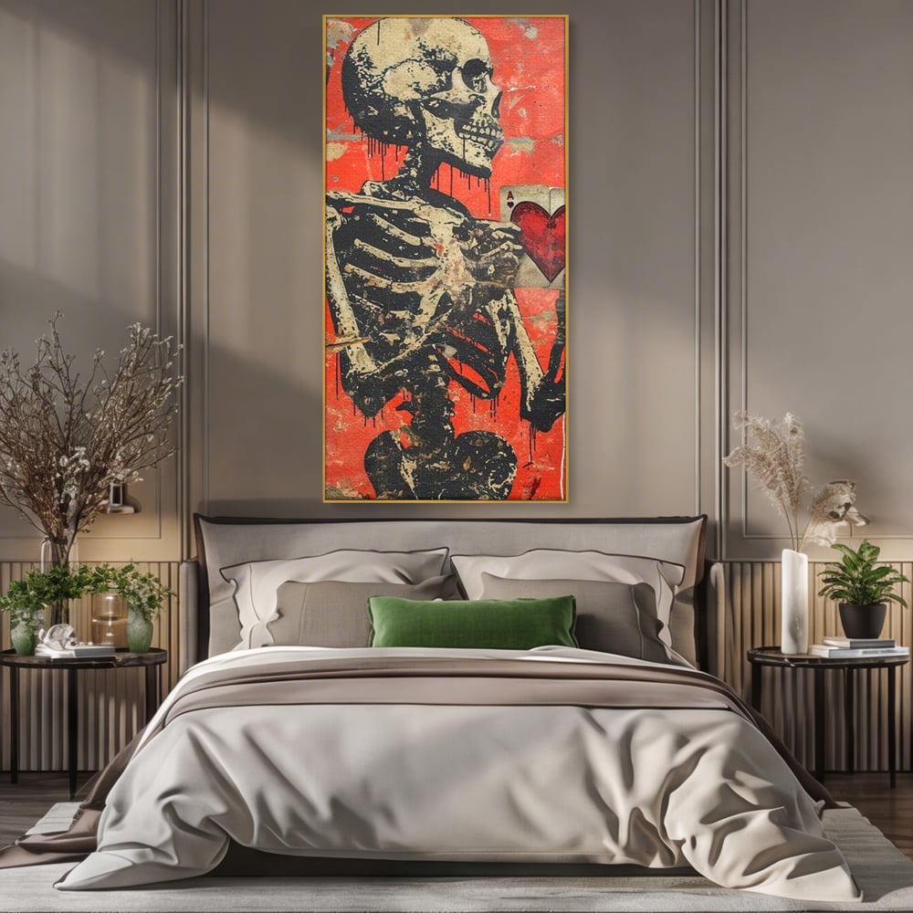 Tablou canvas cu tablou canvas cu schelet si carte de joc, in rama de aluminiu auriu, pe perete intr-un dormitor