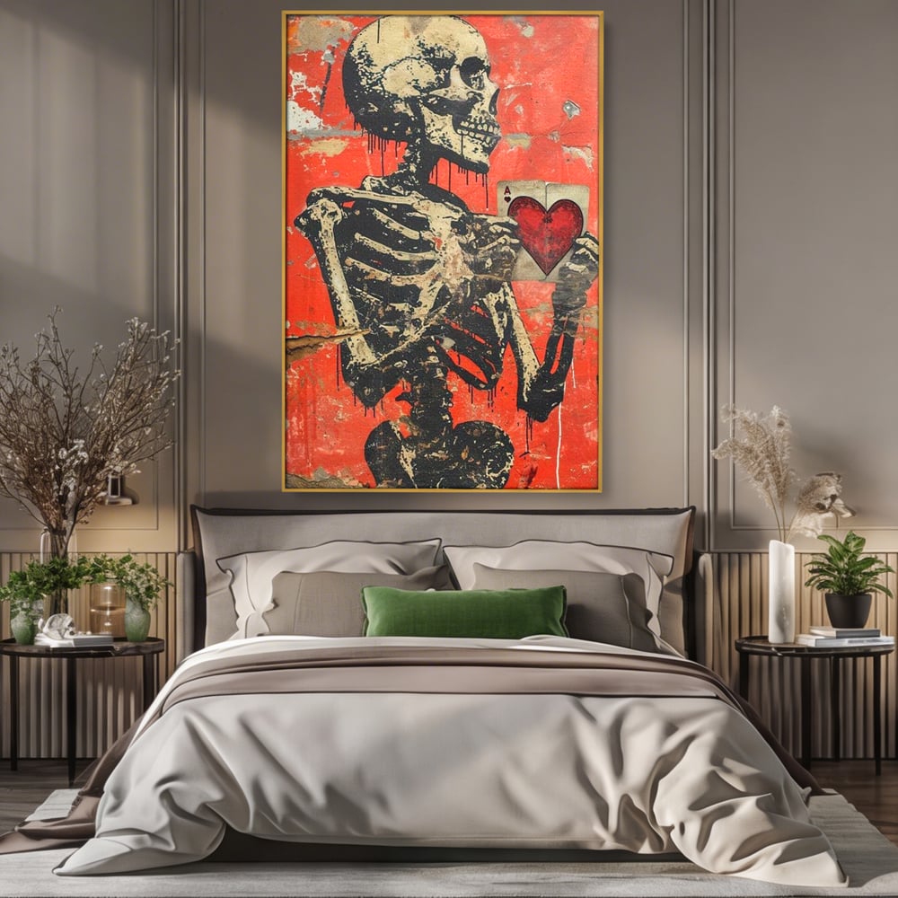 Tablou canvas cu tablou canvas cu schelet si carte de joc, in rama de aluminiu auriu, pe perete intr-un dormitor