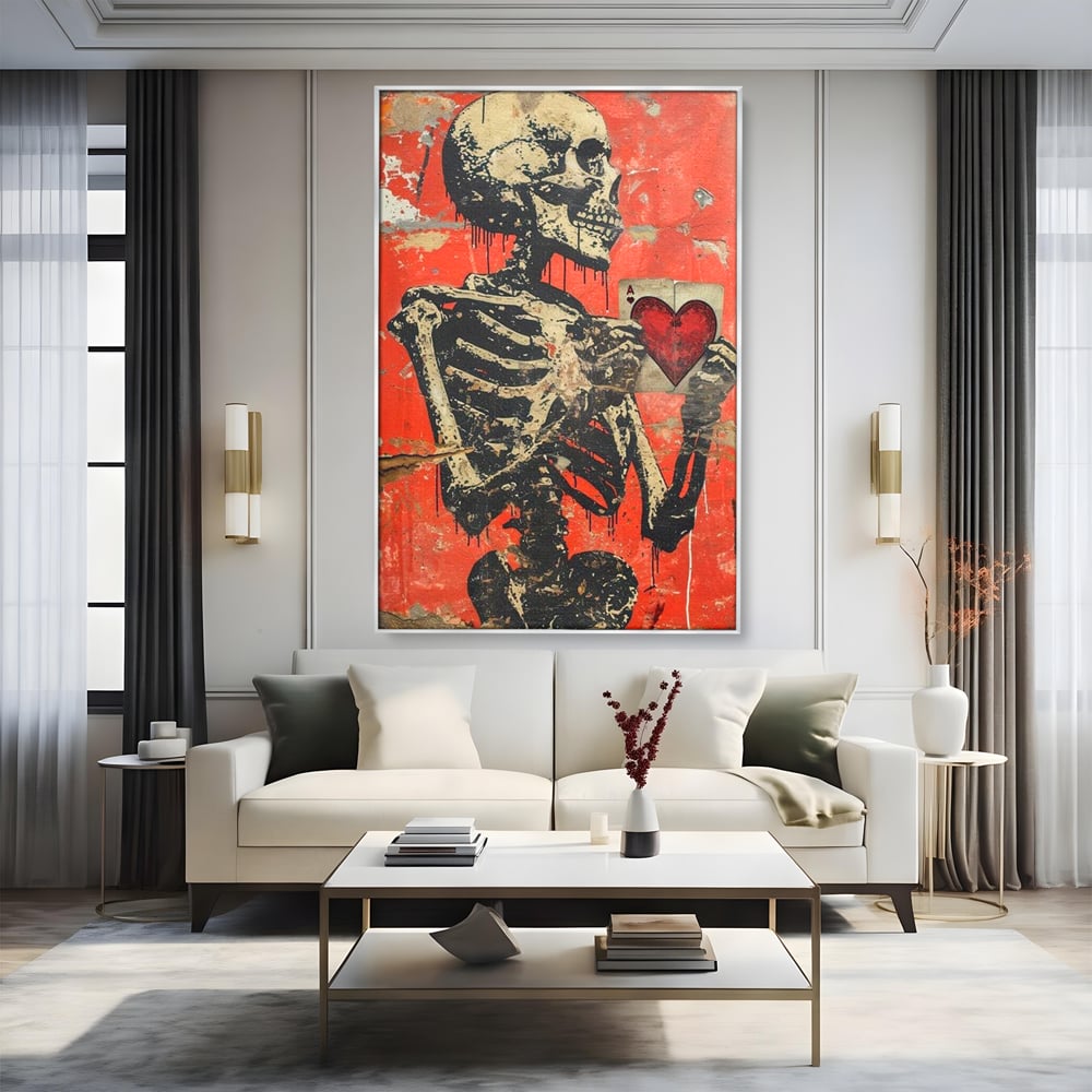 Tablou canvas cu tablou canvas cu schelet si carte de joc, in rama de aluminiu argintiu, pe perete intr-un living