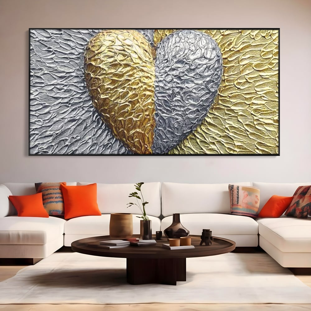 Tablou canvas cu tablou abstract cu inima aurie si argintie, in rama de aluminiu negru, pe perete intr-un living