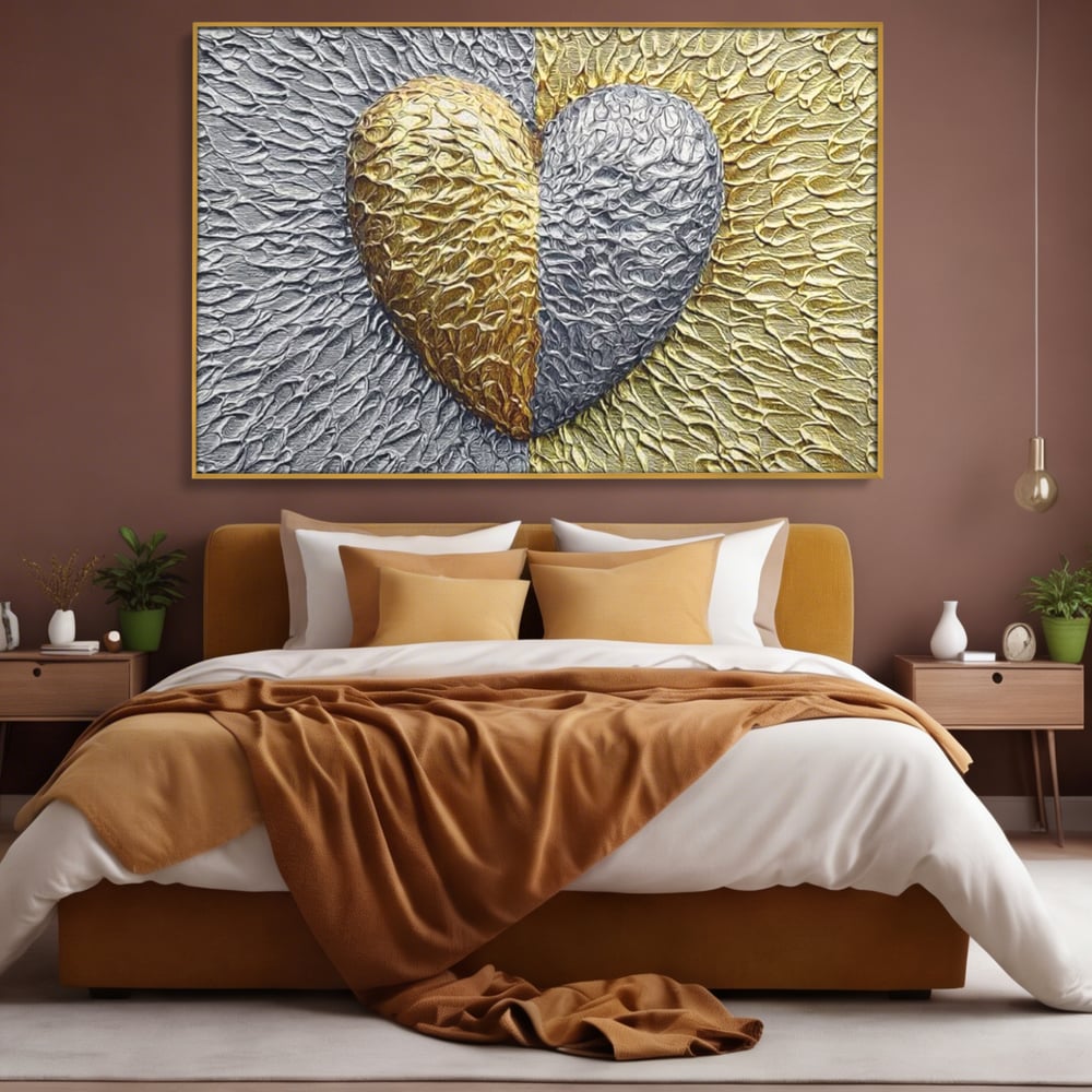 Tablou canvas cu tablou abstract cu inima aurie si argintie, in rama de aluminiu auriu, pe perete intr-un dormitor