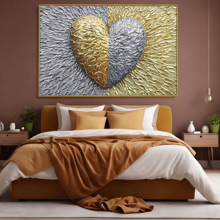 Tablou canvas cu tablou abstract cu inima aurie si argintie, in rama de aluminiu auriu, pe perete intr-un dormitor