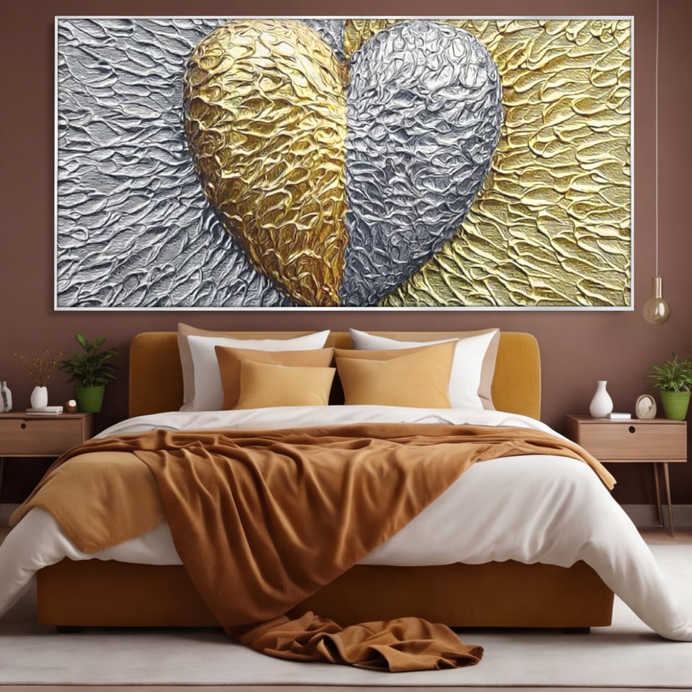 Tablou canvas cu tablou abstract cu inima aurie si argintie, in rama de aluminiu argintiu, pe perete intr-un dormitor