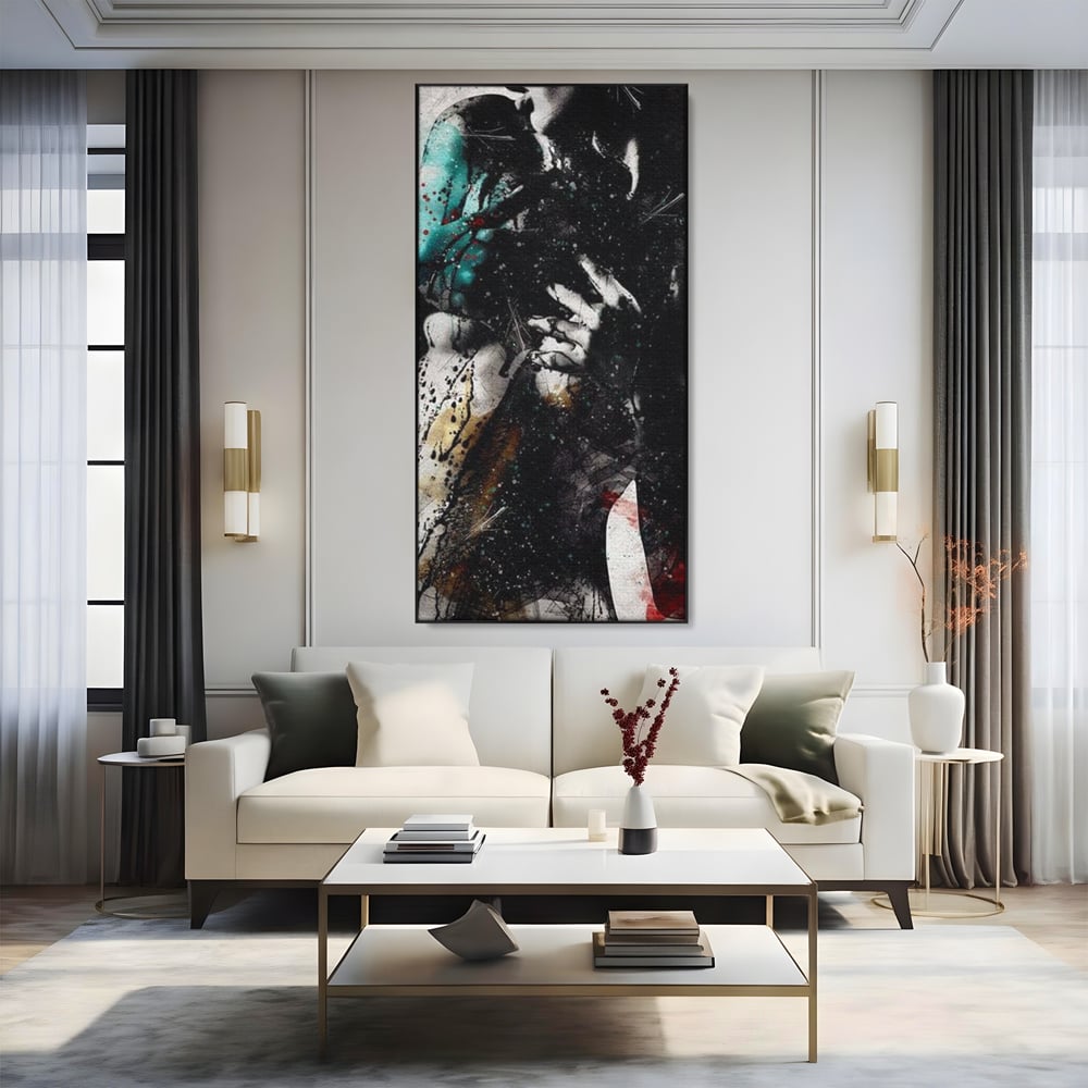 Tablou canvas cu tablou canvas cu silueta feminina si culori abstracte, in rama de aluminiu negru, pe perete intr-un living