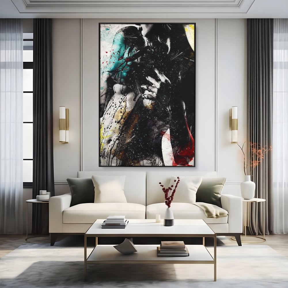 Tablou canvas cu tablou canvas cu silueta feminina si culori abstracte, in rama de aluminiu negru, pe perete intr-un living