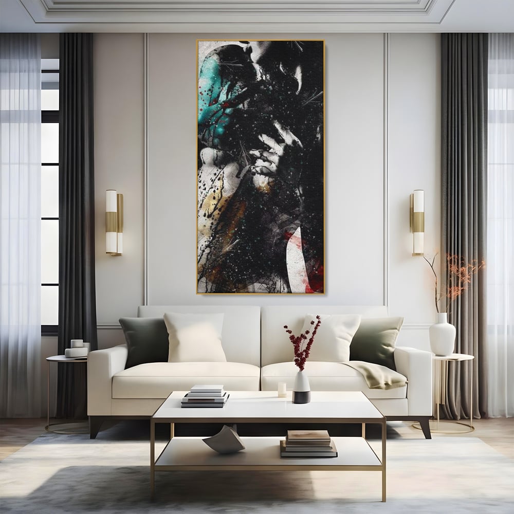 Tablou canvas cu tablou canvas cu silueta feminina si culori abstracte, in rama de aluminiu auriu, pe perete intr-un living