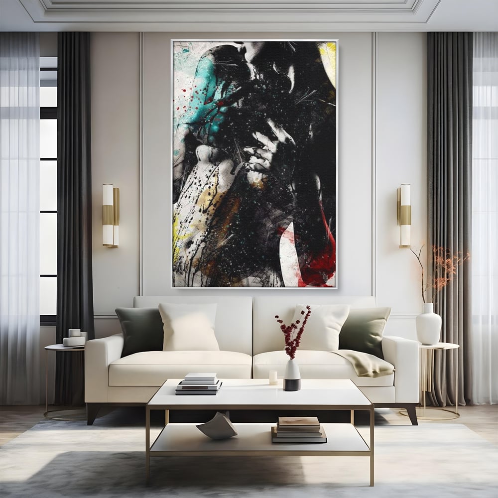 Tablou canvas cu tablou canvas cu silueta feminina si culori abstracte, in rama de aluminiu argintiu, pe perete intr-un living