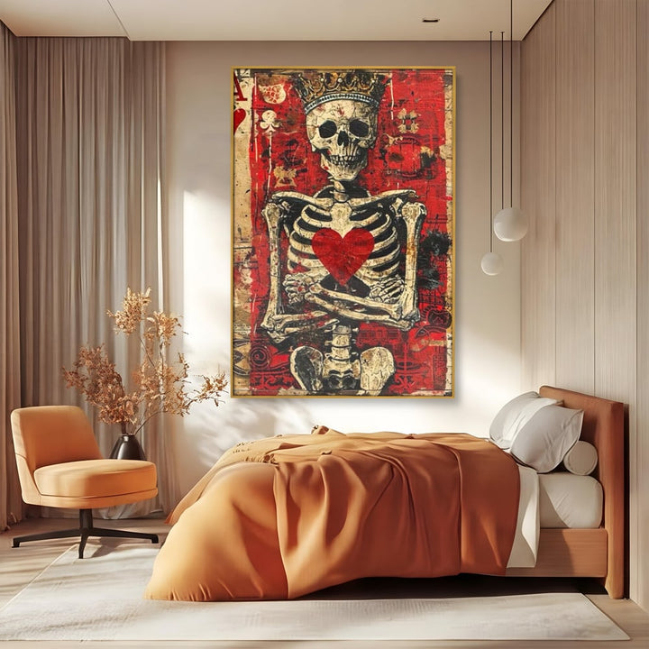 Tablou canvas cu tablou canvas cu schelet purtand coroana, in rama de aluminiu auriu, pe perete intr-un dormitor