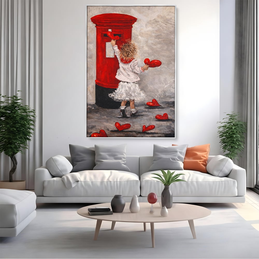 Tablou canvas cu pictura cu fetita si cutie postala, in rama de aluminiu argintiu, pe perete intr-un living