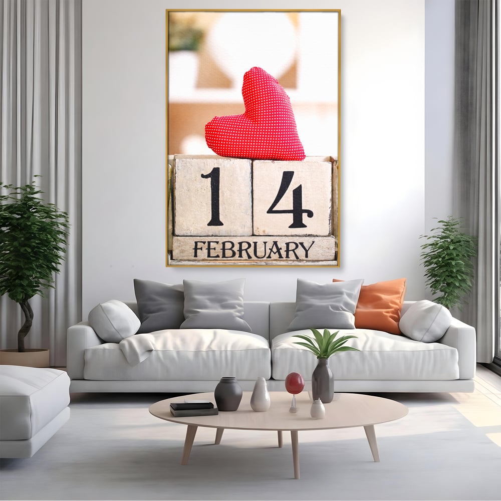 Tablou canvas cu tablou canvas cu data de paisprezece februarie, in rama de aluminiu auriu, pe perete intr-un living