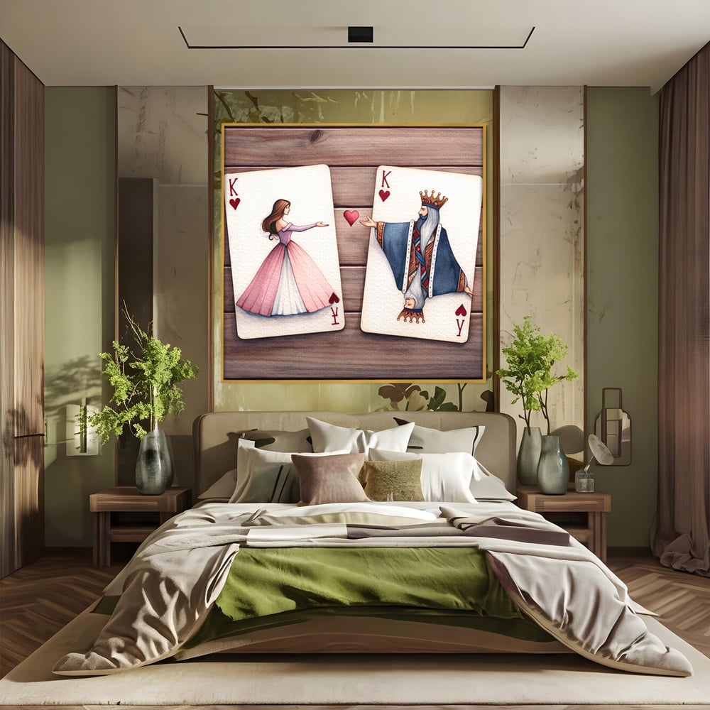 Tablou canvas cu carti de joc cu rege si regina, in rama de aluminiu auriu, pe perete intr-un dormitor