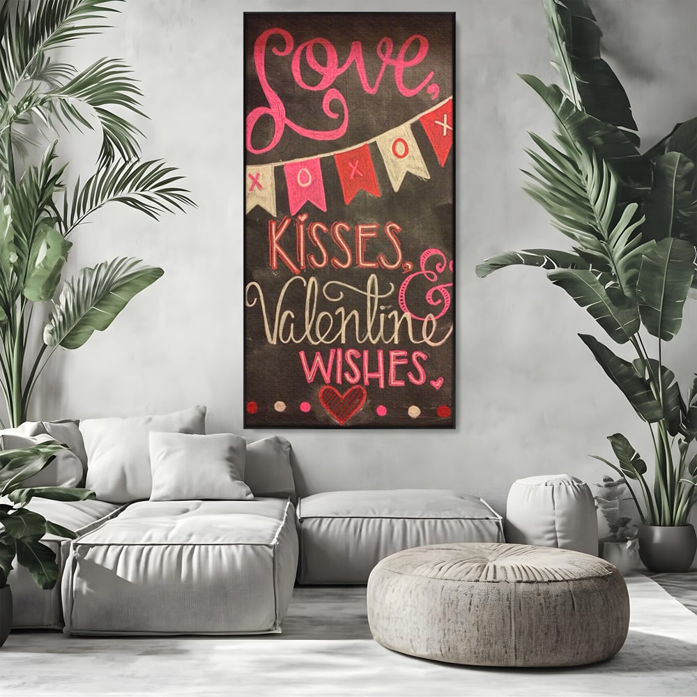 Tablou canvas cu tablou canvas cu mesaj de dragoste scris cu creta, in rama de aluminiu negru, pe perete intr-un living