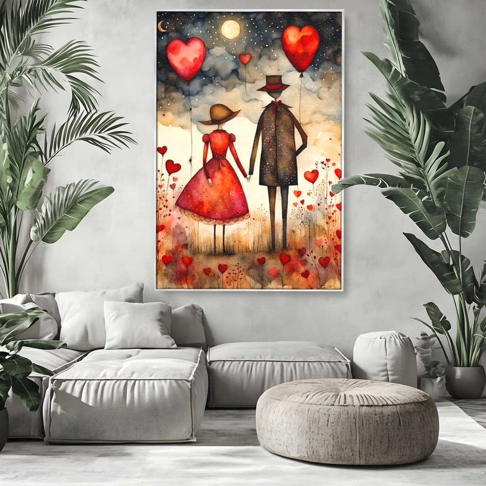 Tablou canvas cu ilustratie cu cuplu si baloane rosii in forma de inima, in rama de aluminiu argintiu, pe perete intr-un living