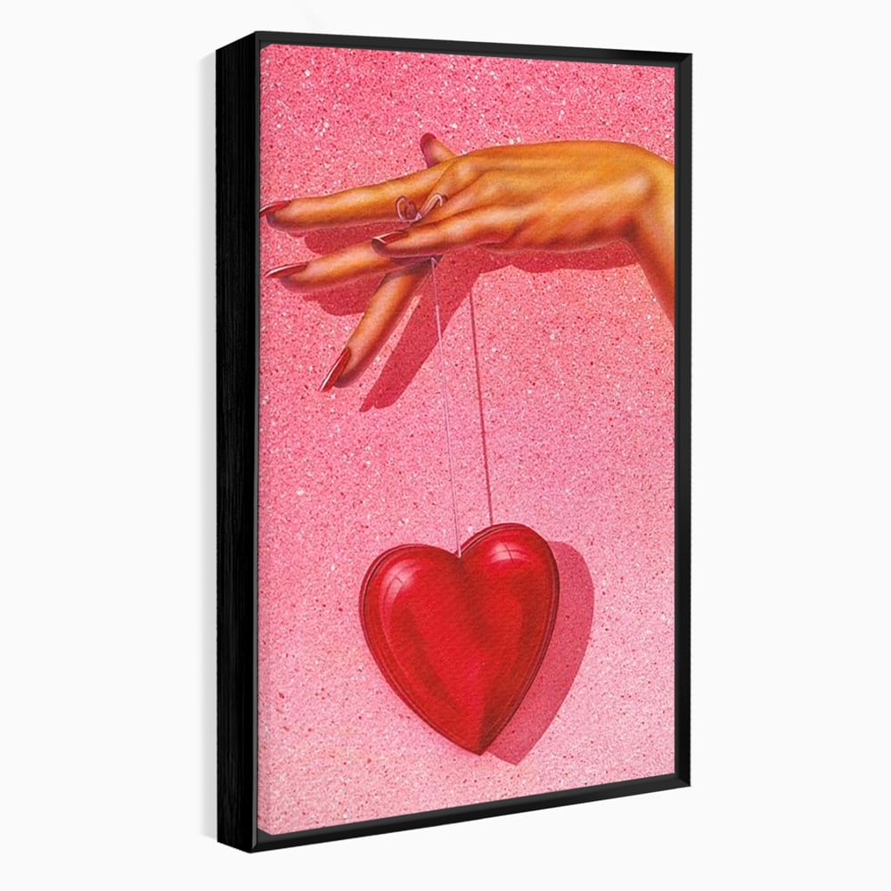 Tablou canvas cu ilustratie cu mana care tine o inima rosie, in rama de aluminiu negru