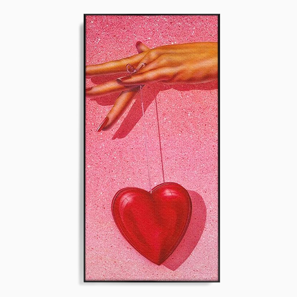 Tablou canvas cu ilustratie cu mana care tine o inima rosie, in rama de aluminiu negru