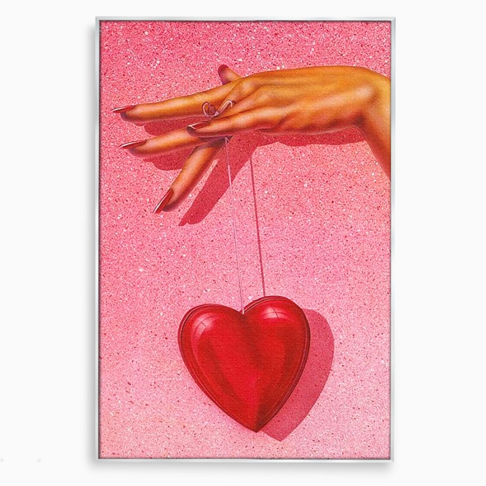 Tablou canvas cu ilustratie cu mana care tine o inima rosie, in rama de aluminiu argintiu