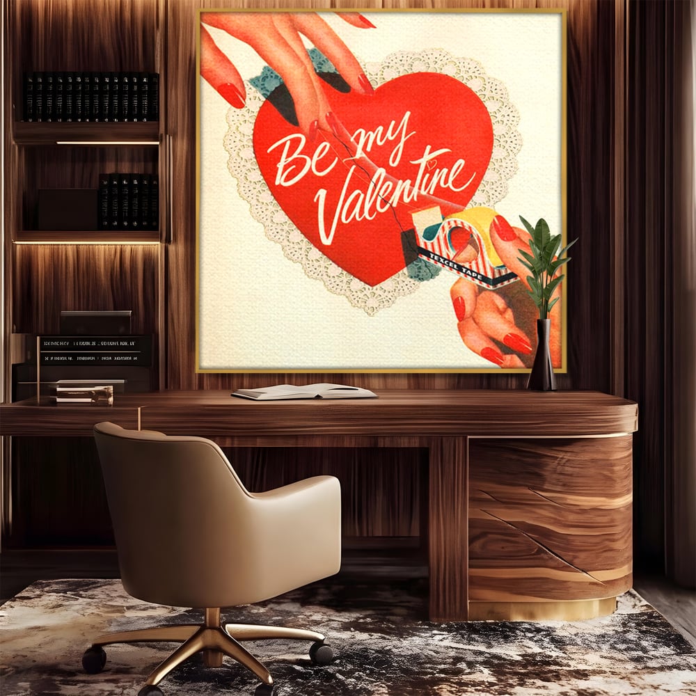 Tablou canvas cu ilustratie retro cu maini si inima, in rama de aluminiu auriu, pe perete intr-un birou