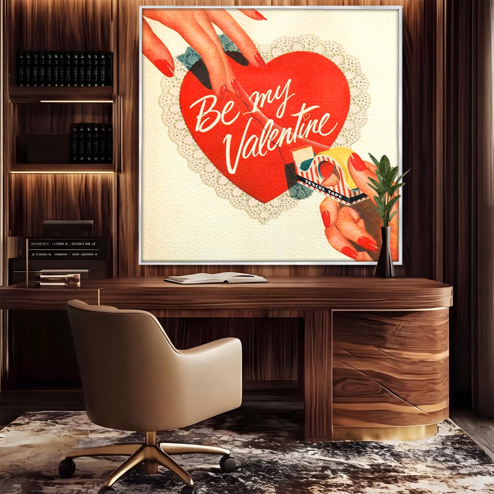 Tablou canvas cu ilustratie retro cu maini si inima, in rama de aluminiu argintiu, pe perete intr-un birou