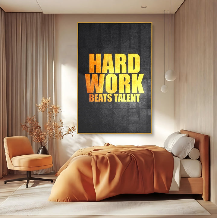 Tablou canvas cu tablou motivational cu mesaj aurit, in rama de aluminiu auriu, pe perete intr-un dormitor