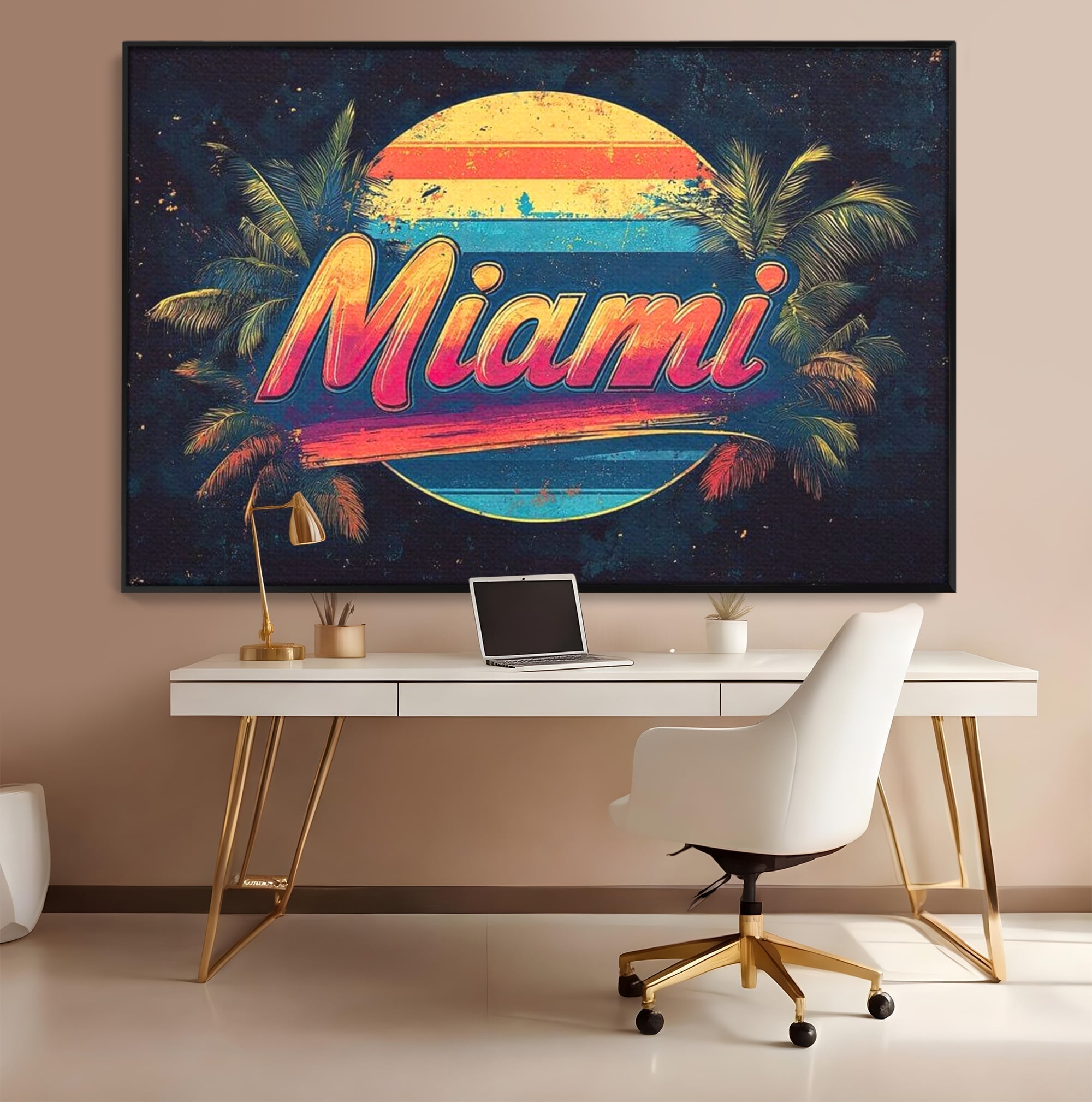 Tablou canvas cu ilustratie retro miami cu soare si palmieri, in rama de aluminiu negru, pe perete intr-un birou