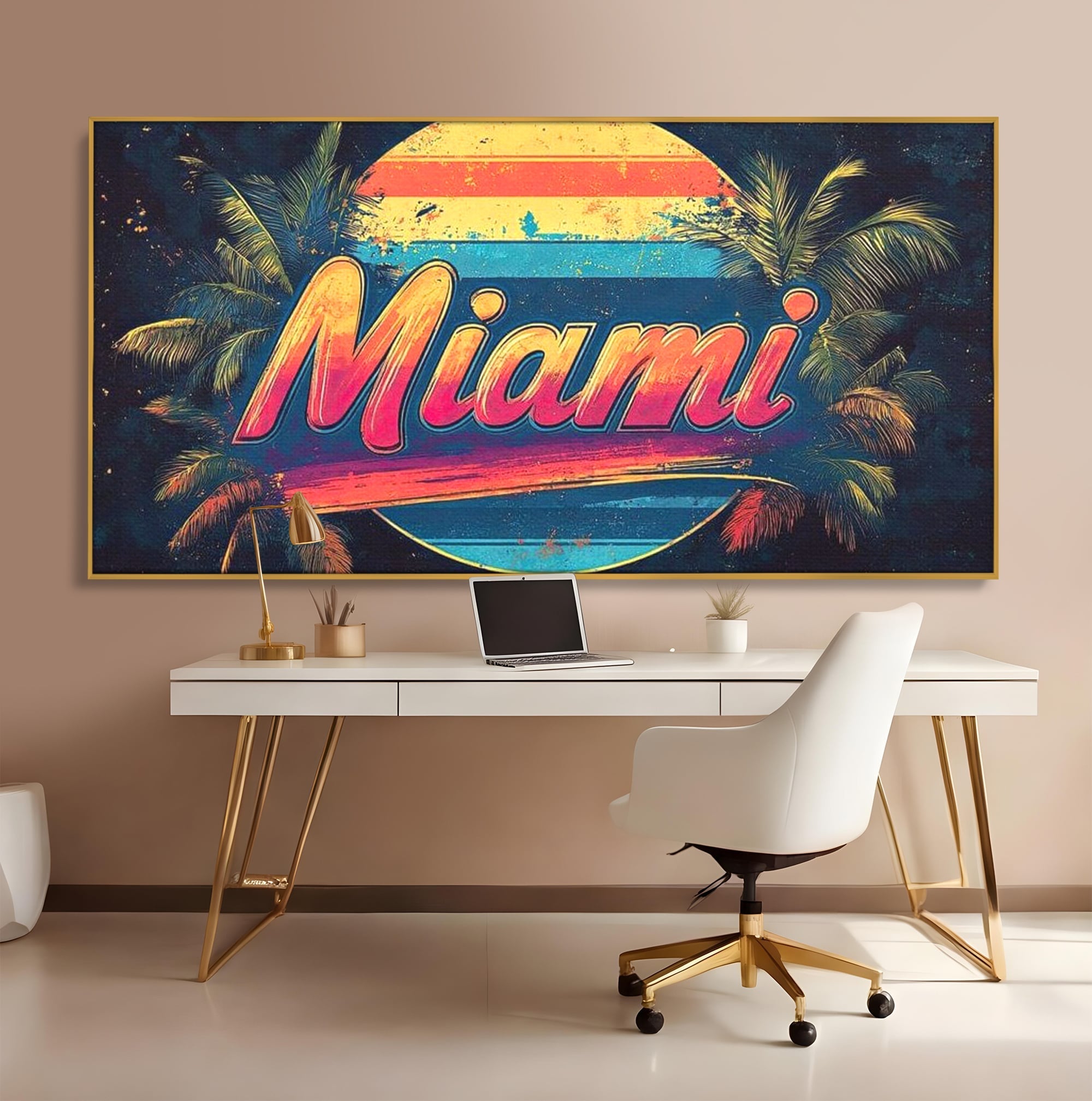 Tablou canvas cu ilustratie retro miami cu soare si palmieri, in rama de aluminiu auriu, pe perete intr-un birou