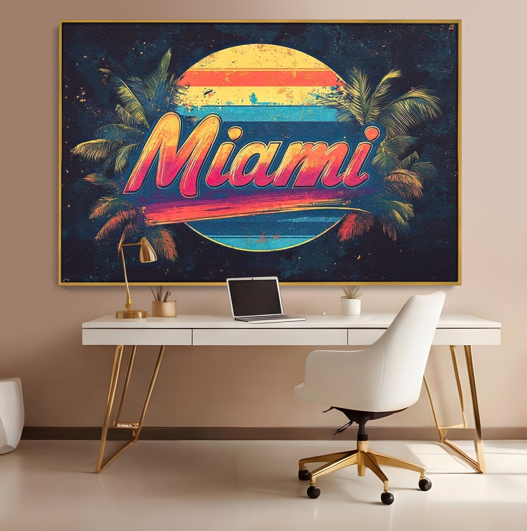 Tablou canvas cu ilustratie retro miami cu soare si palmieri, in rama de aluminiu auriu, pe perete intr-un birou