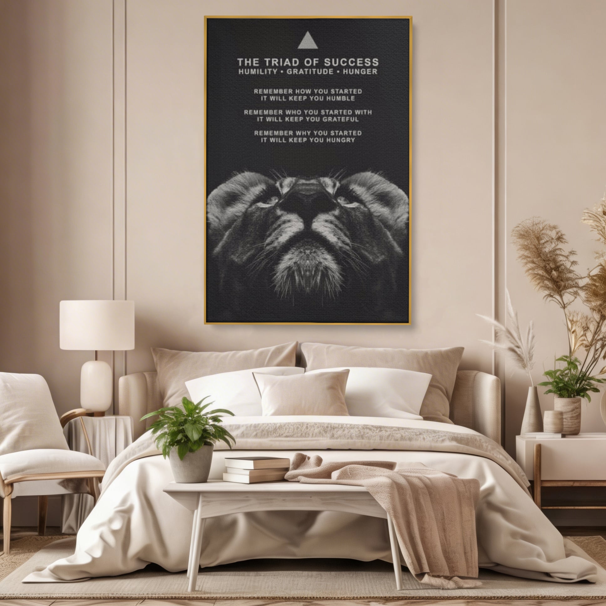 Tablou canvas cu tablou motivational cu cap de leu, in rama de aluminiu auriu, pe perete intr-un dormitor