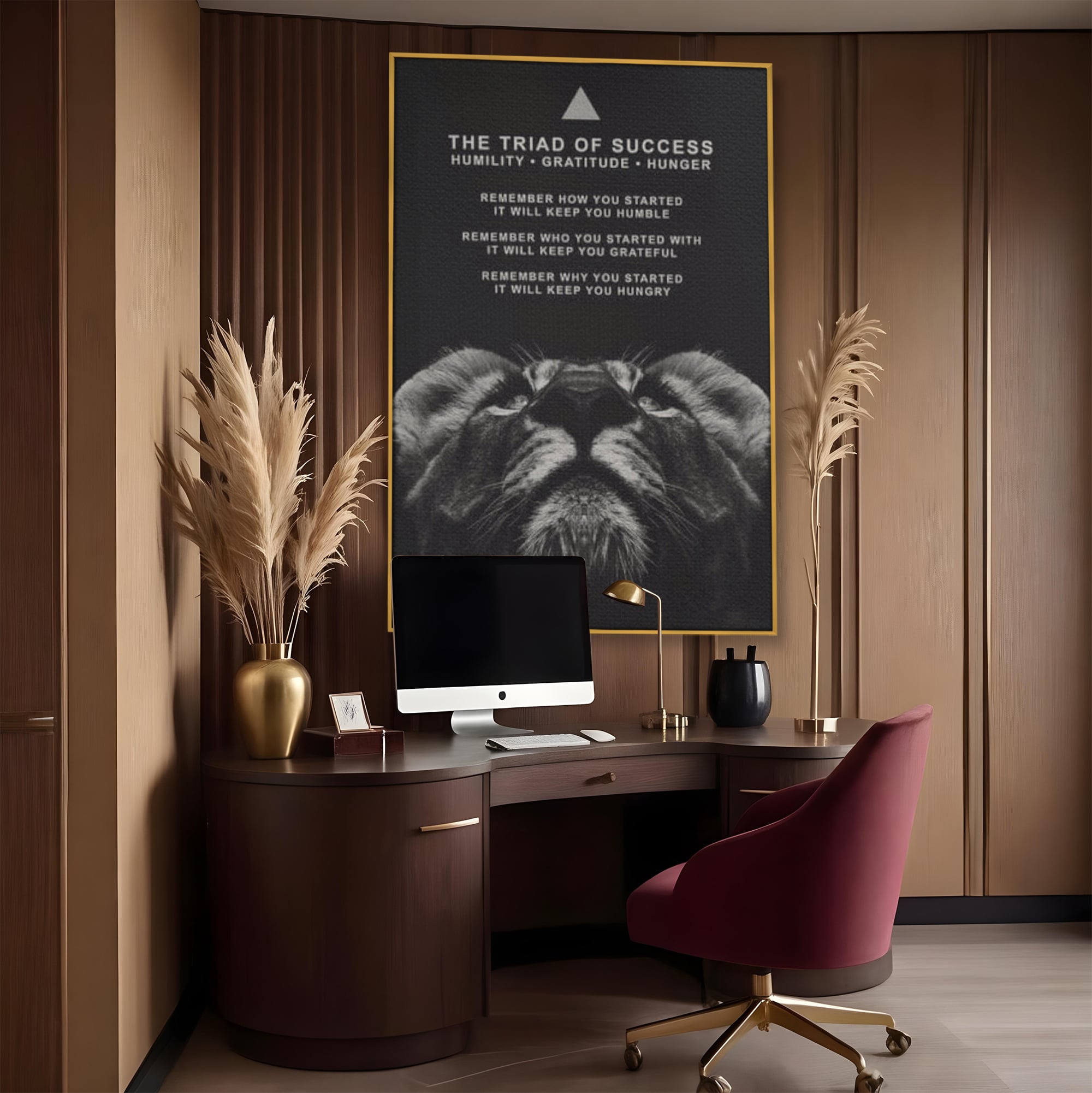 Tablou canvas cu tablou motivational cu cap de leu, in rama de aluminiu auriu, pe perete intr-un birou