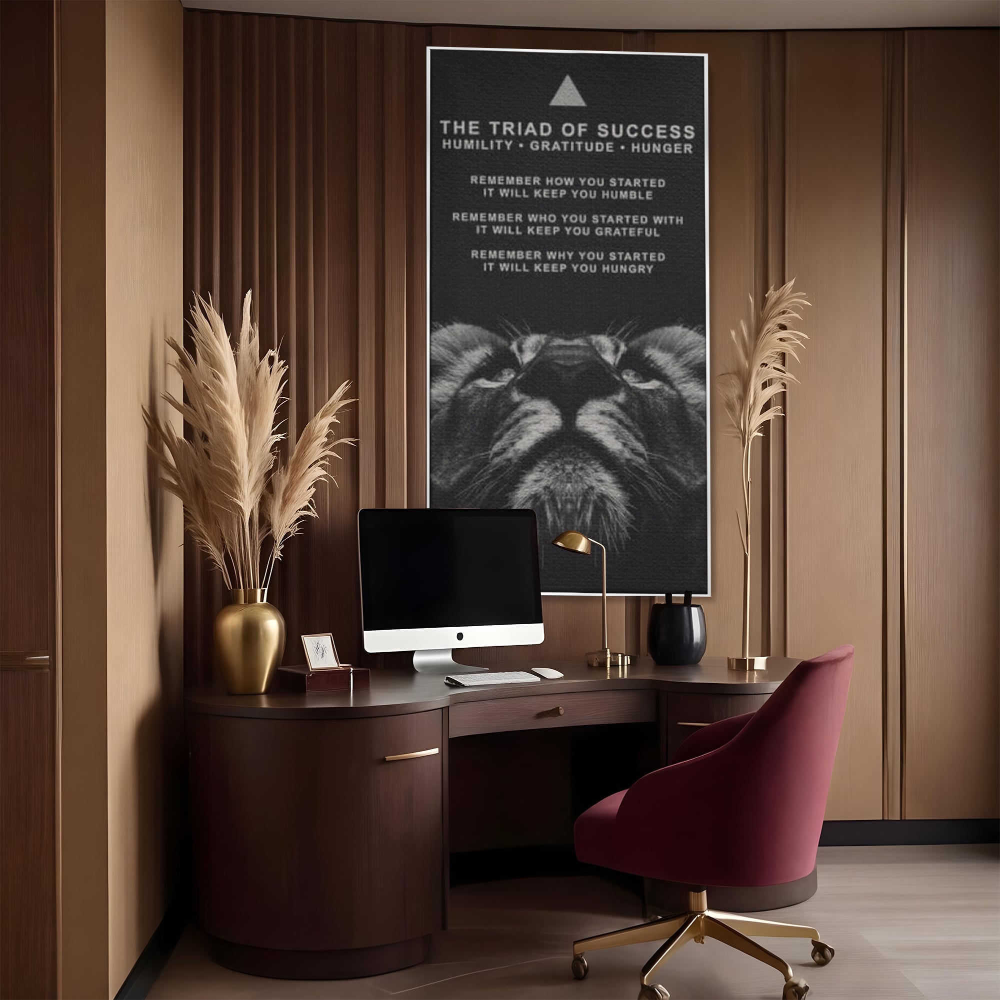 Tablou canvas cu tablou motivational cu cap de leu, in rama de aluminiu argintiu, pe perete intr-un birou