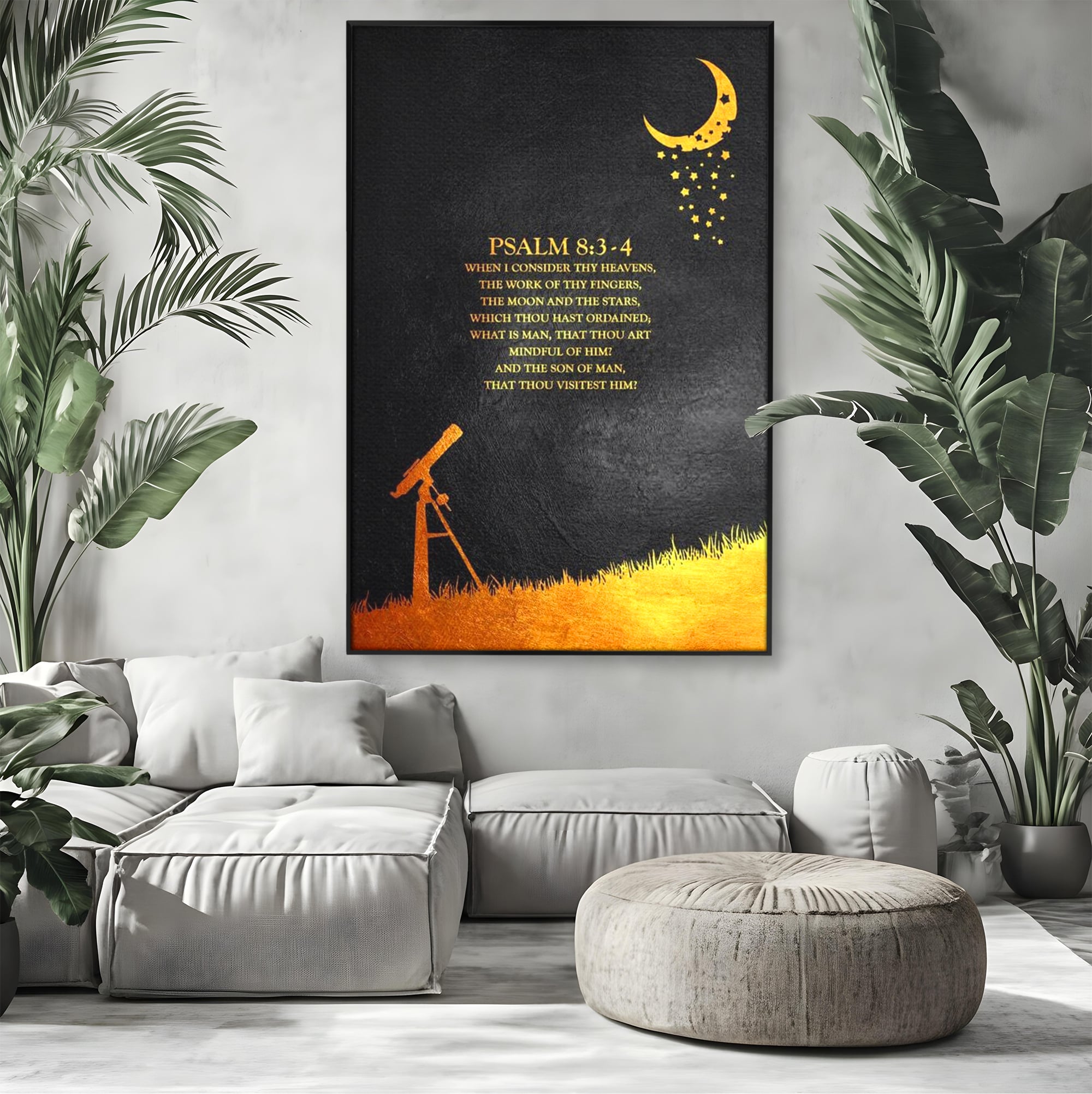 Tablou canvas cu tablou canvas cu citat biblic si telescop, in rama de aluminiu negru, pe perete intr-un living
