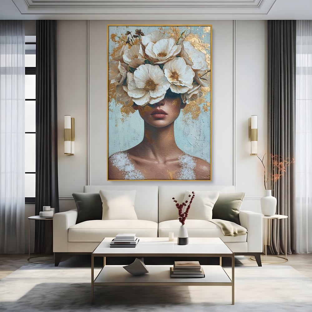 Tablou canvas cu tablou portret femeie cu flori albe, in rama de aluminiu auriu, pe perete intr-un living