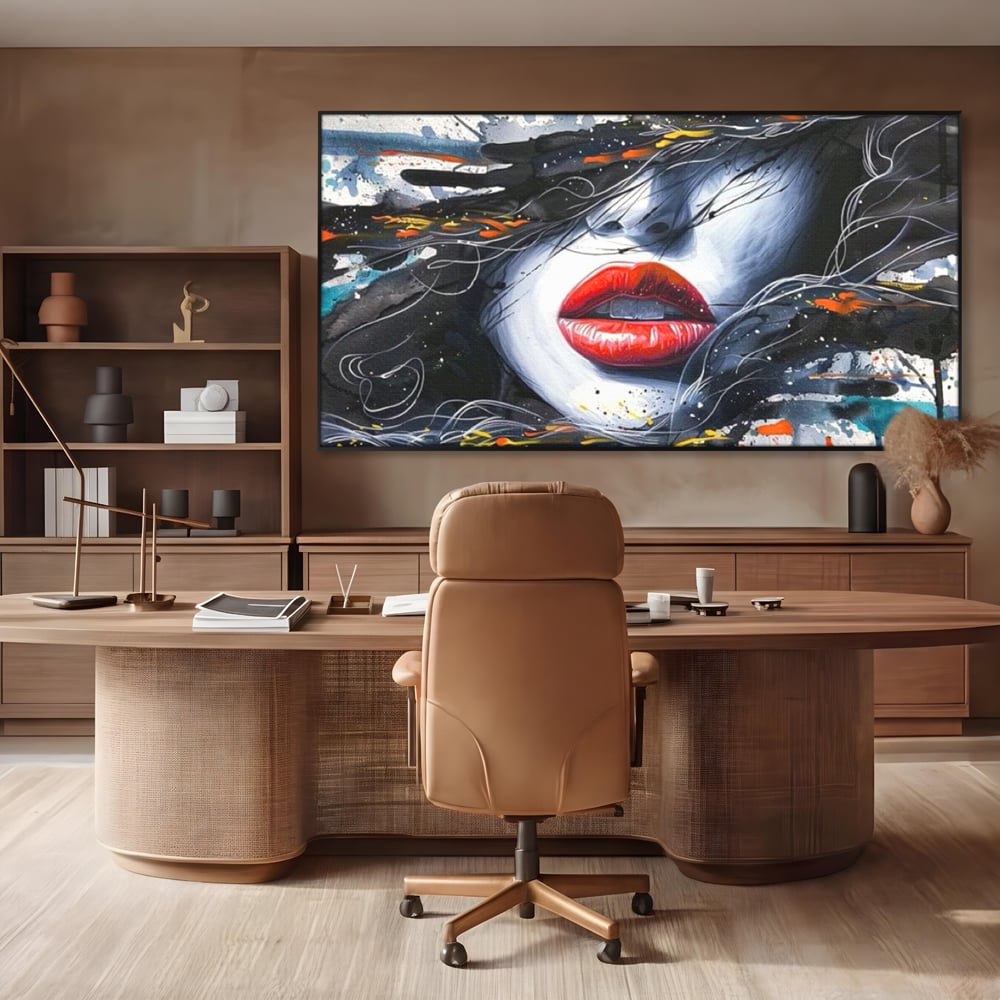Tablou canvas cu tablou canvas cu buze rosii si par abstract, in rama de aluminiu negru, pe perete intr-un birou