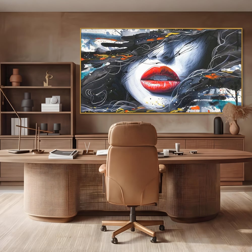 Tablou canvas cu tablou canvas cu buze rosii si par abstract, in rama de aluminiu auriu, pe perete intr-un birou