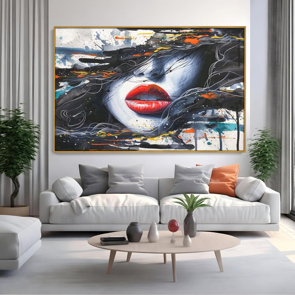 Tablou canvas cu tablou canvas cu buze rosii si par abstract, in rama de aluminiu auriu, pe perete intr-un living