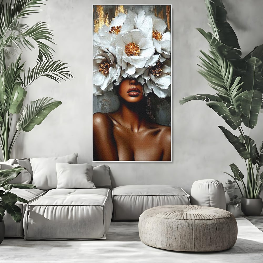 Tablou canvas cu tablou canvas portret femeie cu flori, in rama de aluminiu argintiu, pe perete intr-un living