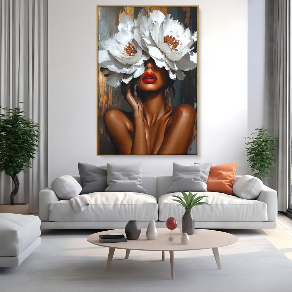 Tablou canvas cu tablou canvas cu portret de femeie, in rama de aluminiu auriu, pe perete intr-un living