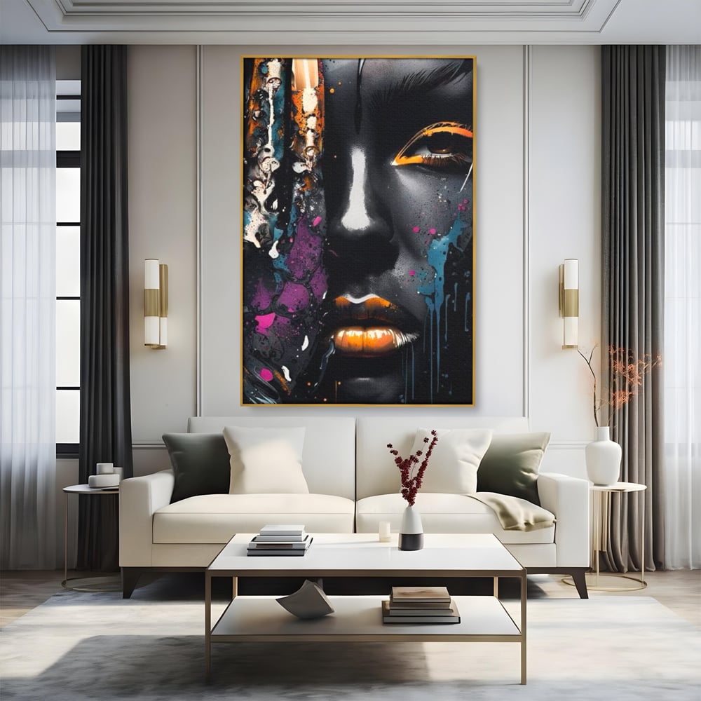 Tablou canvas cu tablou canvas cu portret street art, in rama de aluminiu auriu, pe perete intr-un living