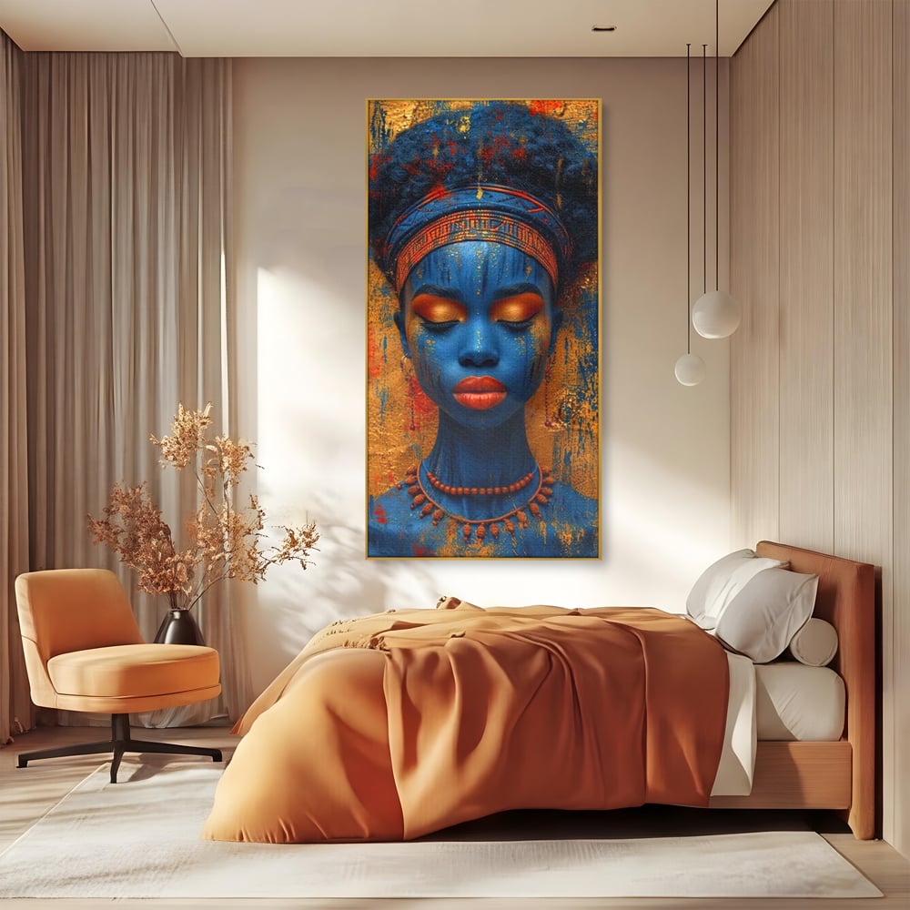Tablou canvas cu portret de femeie cu piele albastra, in rama de aluminiu auriu, pe perete intr-un dormitor