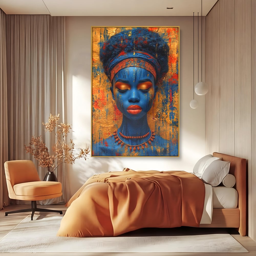 Tablou canvas cu portret de femeie cu piele albastra, in rama de aluminiu auriu, pe perete intr-un dormitor