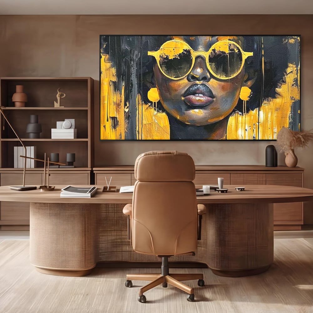Tablou canvas cu tablou canvas cu femeie afro si ochelari, in rama de aluminiu negru, pe perete intr-un birou