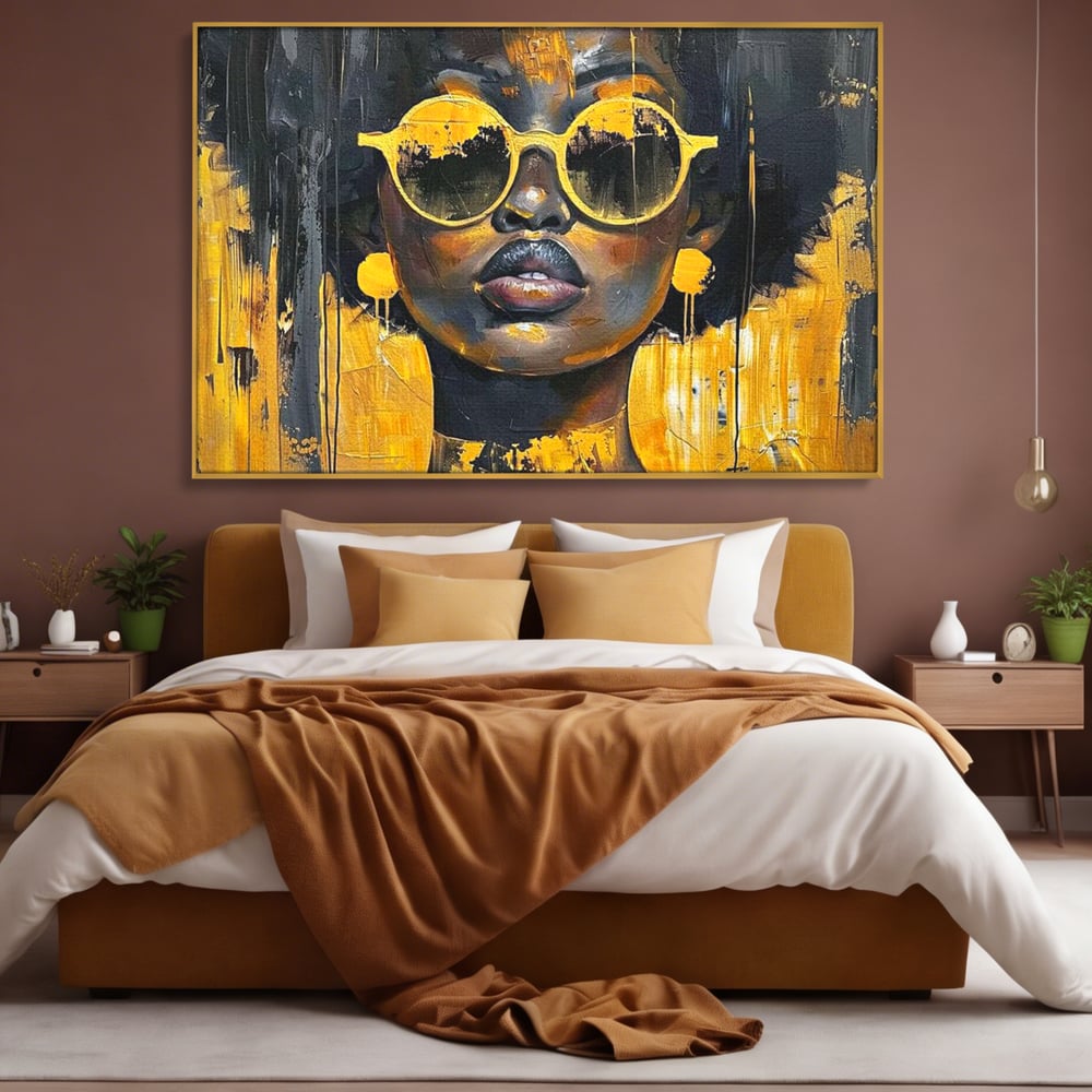 Tablou canvas cu tablou canvas cu femeie afro si ochelari, in rama de aluminiu auriu, pe perete intr-un dormitor
