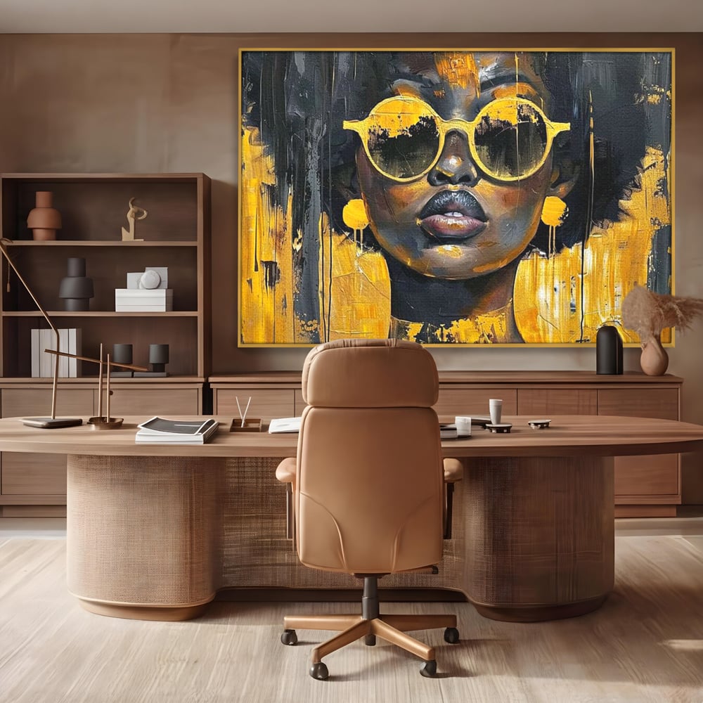 Tablou canvas cu tablou canvas cu femeie afro si ochelari, in rama de aluminiu auriu, pe perete intr-un birou