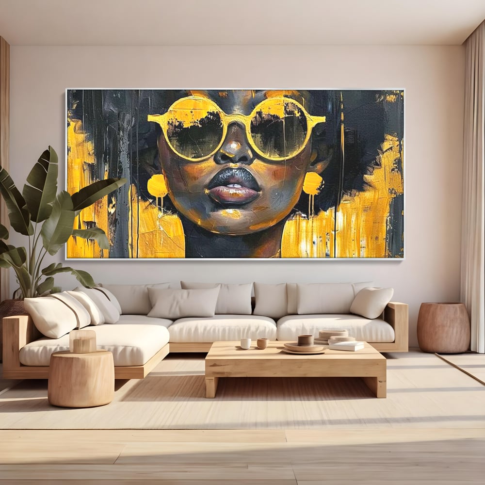 Tablou canvas cu tablou canvas cu femeie afro si ochelari, in rama de aluminiu argintiu, pe perete intr-un living