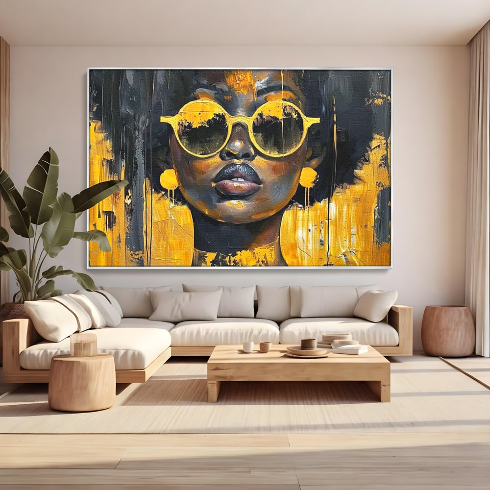 Tablou canvas cu tablou canvas cu femeie afro si ochelari, in rama de aluminiu argintiu, pe perete intr-un living